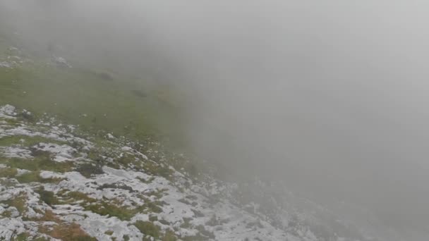 避免在青山和石山顶上的大雾 4K空中锅左边 — 图库视频影像