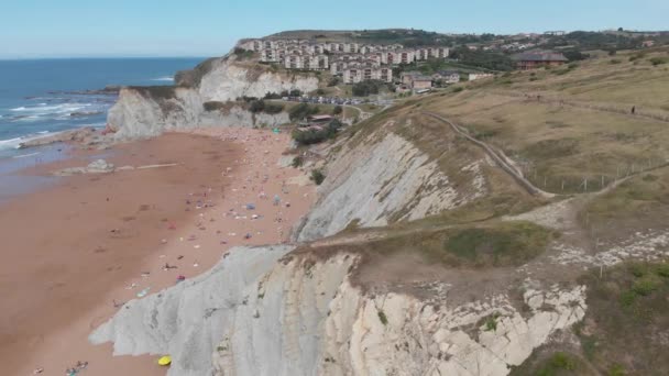 Aerial Drone Flyover Barinatxe Beach Sue Scogliere Sopelana All Alba — Video Stock