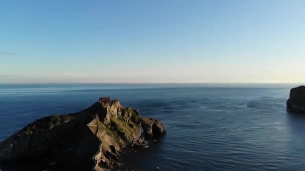Drón Felszáll Kerítés Mögül Felfedve San Juan Gaztelugatxét Gyönyörű Naplemente — Stock videók