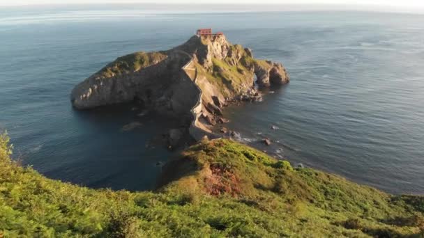 Aerial Dolly Kierunku San Juan Gaztelugatxe Wybrzeżu Hiszpańskiego Kraju Basków — Wideo stockowe