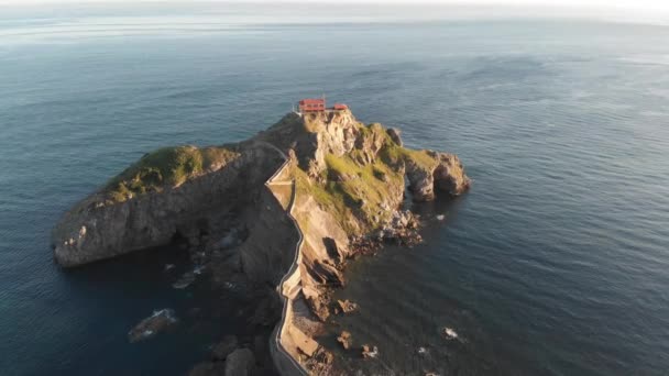Luftaufnahme Von San Juan Gaztelugatxe Einer Kleinen Insel Mit Kirche — Stockvideo
