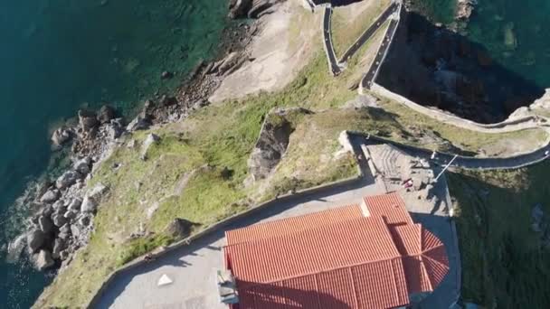San Juan Gaztelugatxe Church Tourists Climbing Stairs Basque Country Sunny — Stock Video