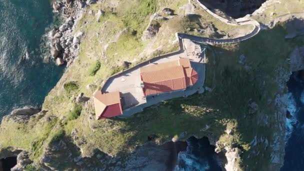 Aerial Birdseye Descendiendo Sobre San Juan Gaztelugatxe Cerca Del Mar — Vídeos de Stock