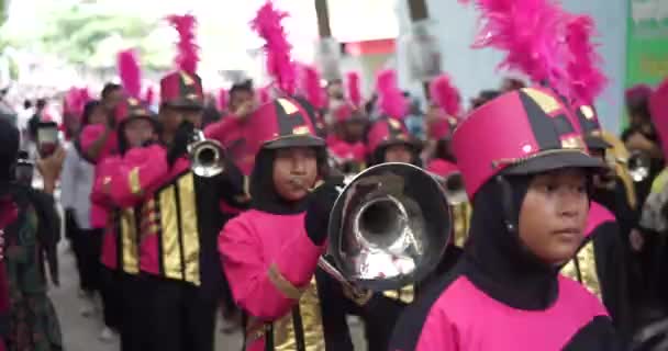 芸術文化カーニバルの行列でバンドトランペット奏者を行進のグループ — ストック動画
