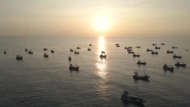 斯里兰卡渔船在夕阳西下鸣枪空降 — 图库视频影像