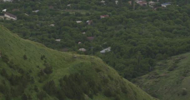 Cruce Lemn Vârful Muntelui Vedere Satul Din Georgia Drone Aerial — Videoclip de stoc