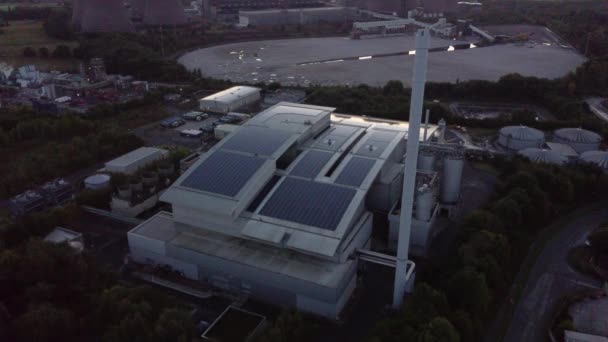 空中俯瞰日の出時に英国の太陽光発電屋上発電所を周回降下 — ストック動画