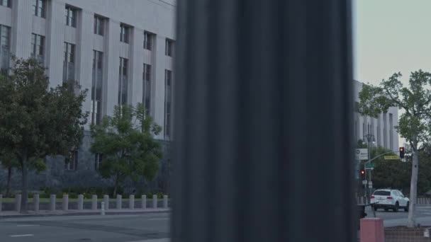 Před Radnicí Los Angeles Vznášejí Dvě Americké Vlajky Kolem Projíždí — Stock video