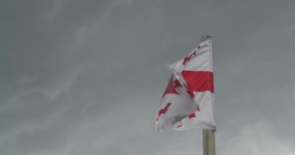 Грузинський Прапор Зловісним Штормовим Тлом Білий Ятьма Червоними Хрестами Один — стокове відео