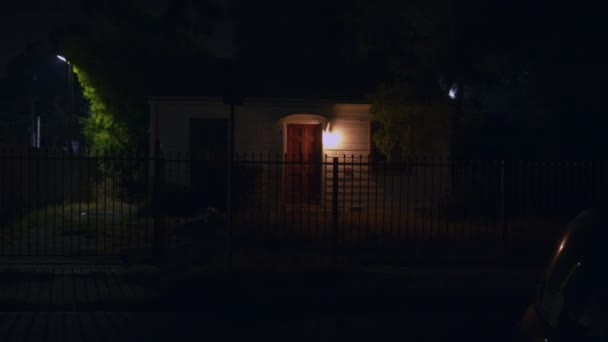 洛杉矶的法院和市政厅就在附近 晚上有一个灯泡点亮了木屋的外部区域 — 图库视频影像
