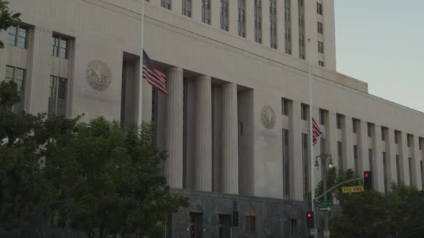 Duas Bandeiras Americanas Movendo Vento Instaladas Frente Portão Prefeitura Los — Vídeo de Stock