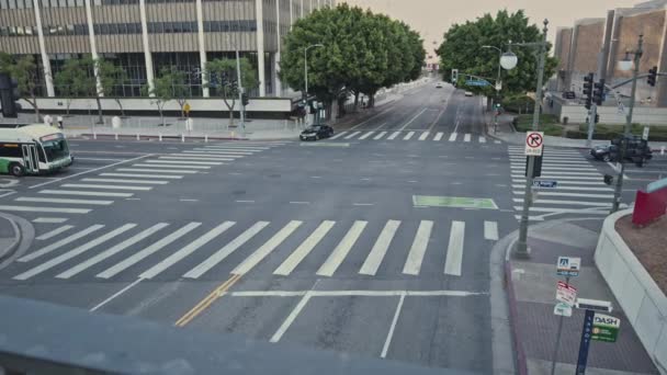 Video Van Het Verkeer Het Kruispunt Bij Het Stadhuis Gerechtsgebouw — Stockvideo