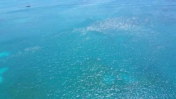 Laaja Lakeus Välimeren Veden Auringon Heijastaessa Rannalta Horisontissa — kuvapankkivideo