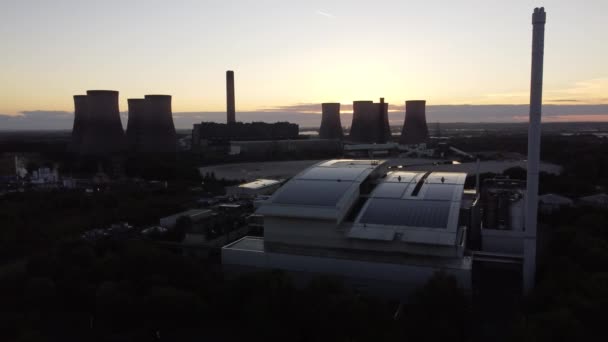 Widok Lotu Ptaka Przez Nowoczesną Brytyjską Fabrykę Słonecznych Dachów Panoramę — Wideo stockowe