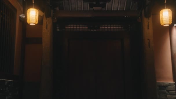 Incline Tiro Fachada Casa Chinesa Com Lanternas Tradicionais Penduradas Entrada — Vídeo de Stock
