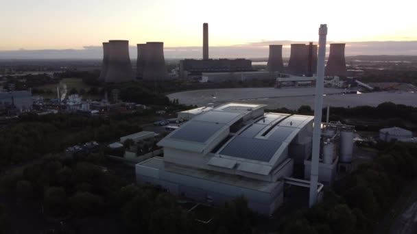 Smart Zonne Dak Fabriek Met Zonsopgang Opgang Van Achter Fossiele — Stockvideo