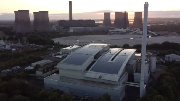 영국의 태양열 발전소의 뒤에서 떠오르는 — 비디오