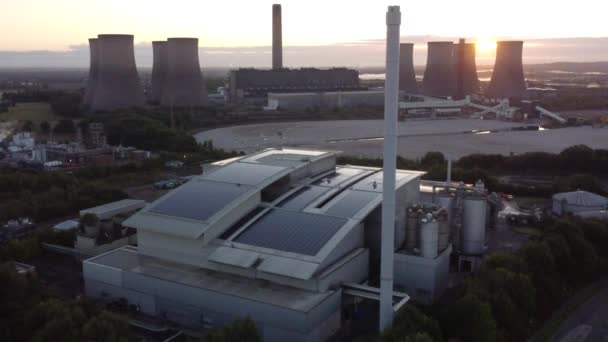 British Smart Solar Rooftop Factory Sunrise Emerging Fossil Fuel Power — Vídeo de stock