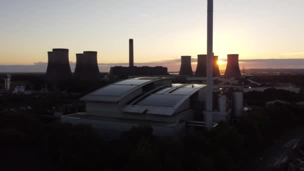 공중에서 내리쬐는 발전소의 석탄층 영국의 에너지 뒤에서 떠오르는 — 비디오