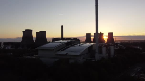 발전소의 석탄층 영국의 에너지 공군기 뒤에서 떠오르는 — 비디오