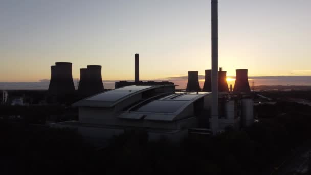 태양이 떠오르는 발전소의 석탄층 영국의 에너지 공장의 — 비디오