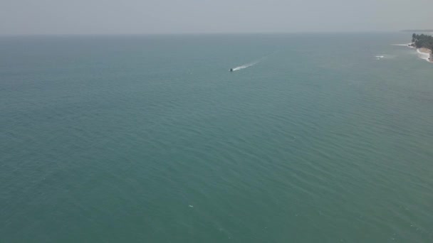 Drone Aéreo Tiro Velocidade Barco Aproximando — Vídeo de Stock