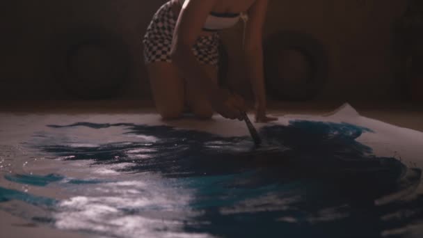 Malarka Pędzla Swoją Abstrakcyjną Sztukę Tkaninie — Wideo stockowe