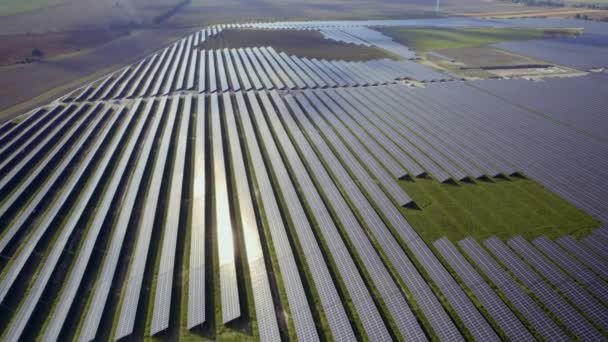 Sonnenreflexion Einheiten Eines Nachhaltigen Solarparks Bei Strahlendem Sonnenschein Ländlichen Raum — Stockvideo