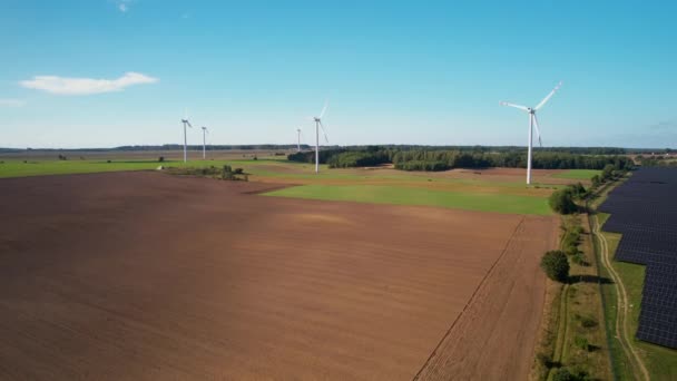 Luchtfoto Achterwaarts Landbouwveld Zonnepanelen Windturbines — Stockvideo