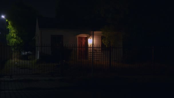 夜间大门处有一盏灯的建筑物的静止图像 这段录像是从大楼外面拍的 — 图库视频影像