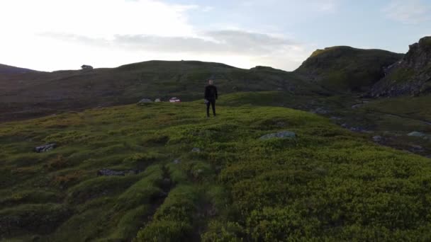 Uomo Piedi Fronte Alla Sua Tenda Mezzo Verde Paesaggio Montagna — Video Stock