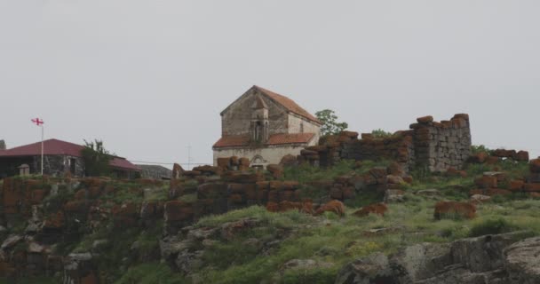 Alte Kirche Des Heiligen Erzengels Thront Auf Einem Hügel Dorf — Stockvideo