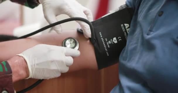 Médico Usa Dispositivo Pressão Arterial Paciente Para Verificar Pressão Açúcar — Vídeo de Stock