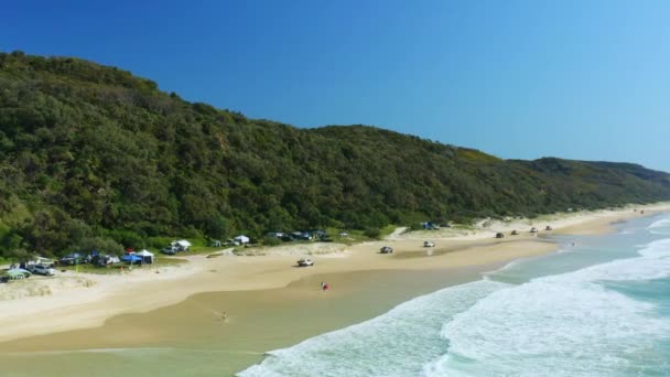 Letecký Pohled Auto Konvoj Jízdy Sandy Beach Shore Austrálii Drone — Stock video