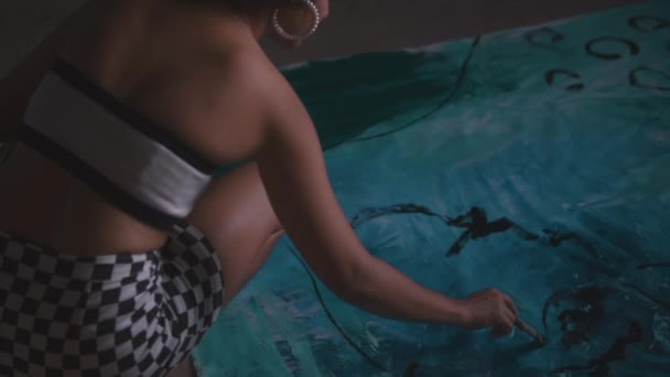 Szczegółowe Ujęcie Malarza Używającego Pędzla Malowania Czarnych Linii — Wideo stockowe