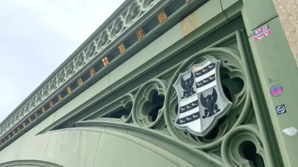 坦普尔的臂章 英国伦敦威斯敏斯特桥上的第3任帕默斯顿子爵 拉皮条 — 图库视频影像