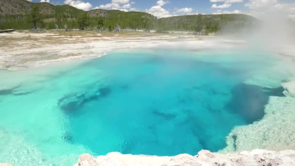 Prachtige Levendige Groene Blauwe Warmwaterbron Het Yellowstone National Park — Stockvideo