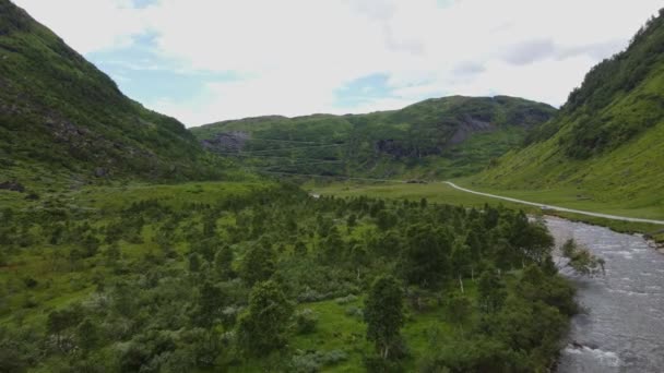 Río Myrkdalselva Procedente Montaña Vikafjell Noruega Aérea Baja Altitud Que — Vídeo de stock