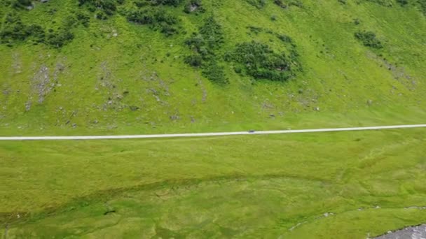 Mengikuti Sebuah Mobil Melalui Lembah Hijau Yang Subur Holedalen Sepanjang — Stok Video