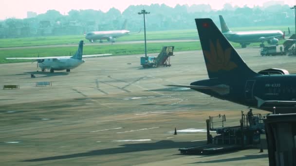 Απασχολημένος Βιετναμέζικο Αεροδρόμιο Κινούμενο Όχημα Και Αεροσκάφος Χειρός Άποψη — Αρχείο Βίντεο
