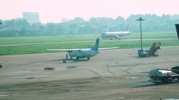 タクシー ハンドヘルドビューのための準備小型旅客機プロペラ機 — ストック動画
