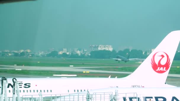 素敵な晴れた日に空港からのベトナム航空の出発を見てください 手持ち撮影 — ストック動画