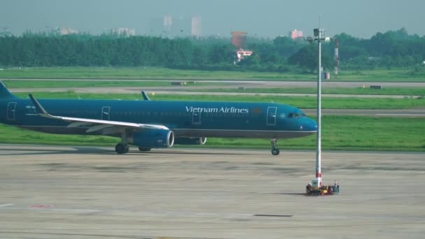 Vietnam Airlines Boeing Megérkezett Noi Bai Nemzetközi Repülőtérre Hanoiban Vietnamban — Stock videók