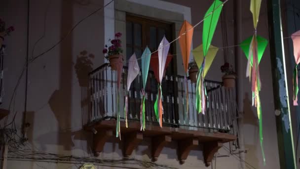 夜にバルコニーからぶら下がるメキシコのお祭りのための手作りの凧 — ストック動画