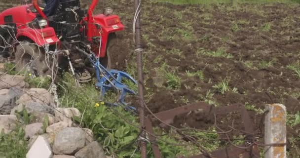 Фермер Пашет Землю Своем Небольшом Поле Неподалеку Идиллической Грузинской Деревни — стоковое видео