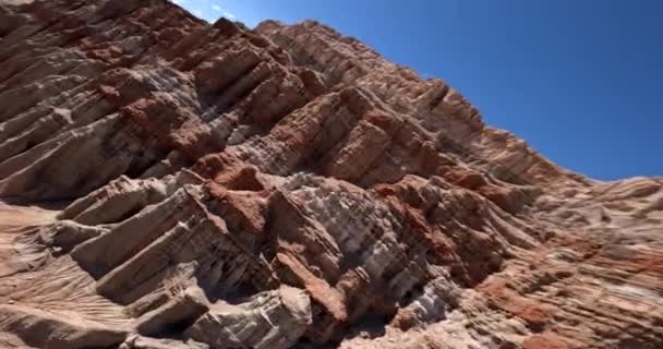 Vliegen Met Een First Person View Drone Langs Ruige Kliffen — Stockvideo
