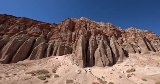 最初の人の空中ビューでレッドロックキャニオン州立公園の崖の砂岩の形成を参照してください — ストック動画