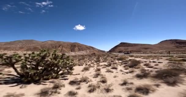 加利福尼亚红岩峡谷约书亚树之间的低空飞行速度很快 然后沿着14号公路穿过因侵蚀而形成的高耸的砂岩悬崖 — 图库视频影像