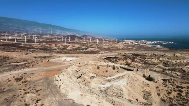 西班牙大沙漠的广袤空中射击 风车在背风中奔跑 — 图库视频影像