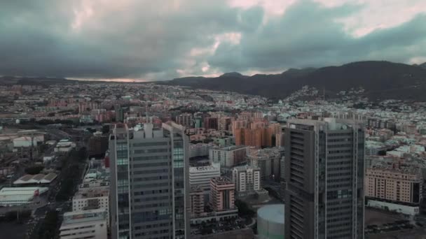 Vacker Etablering Skott Mellan Två Skyskrapor Big City Spanien — Stockvideo